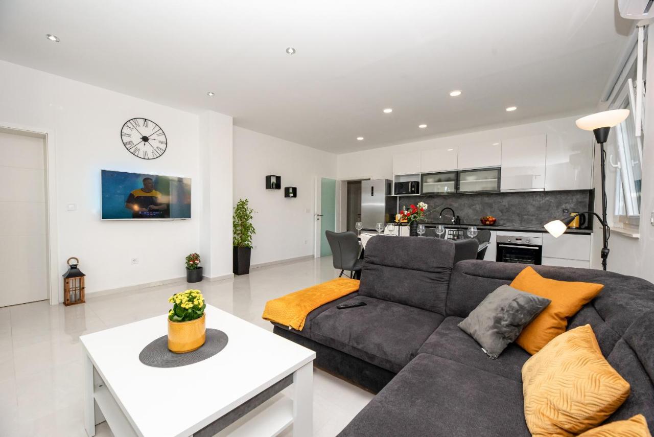 Villa Sportiva With Private Heated Pool